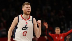 Davis Bertans renova Wizards