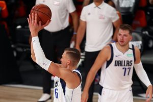 doncic porzingis mavericks irritado