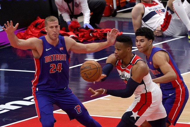 Westbrook Wizards vence Pistons