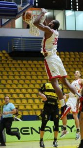 Mayke indo para a enterrada contra Campo Mourão