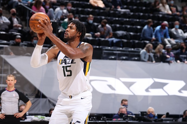 Derrick Favors troca Thunder