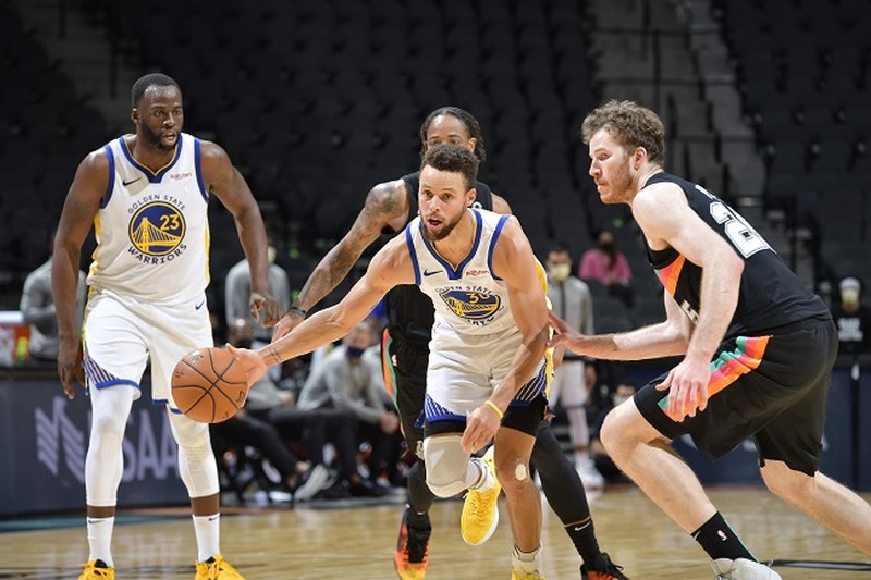 Curry vitória Warriors Spurs