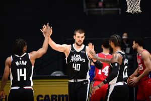 Com bela atuação coletiva, Clippers bate Sixers