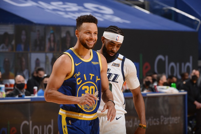 Em noite de Curry, Warriors vence Jazz