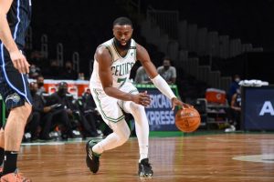 lesão pulso Jaylen Brown