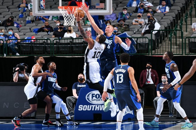 Porzingis e Doncic decidem e Mavs bate Spurs