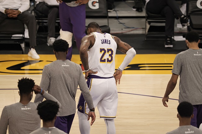 LeBron James tornozelo Lakers