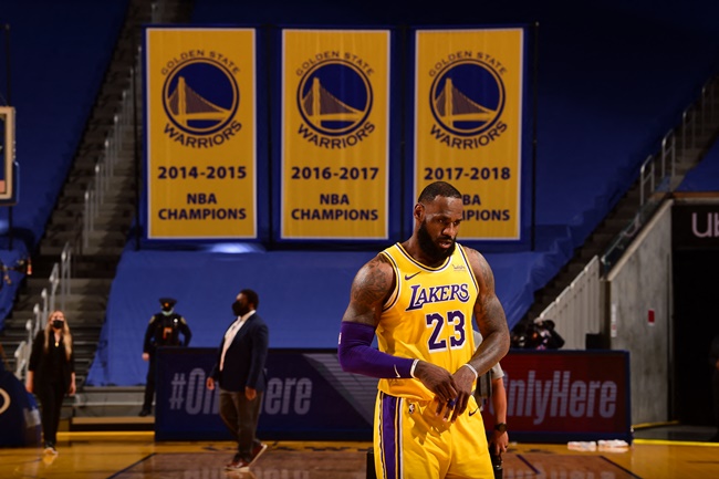 LeBron faz triplo-duplo e Lakers atropela Warriors