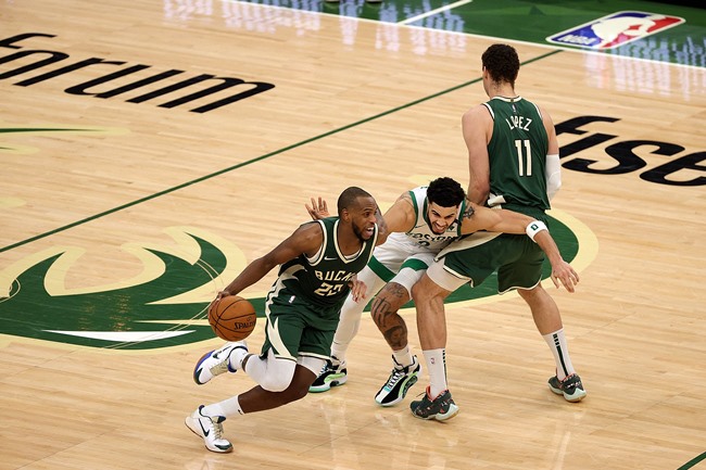 Middleton brilha e Bucks derrota Celtics