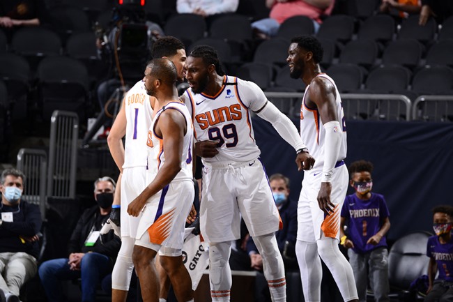 Em jogo complicado, Suns triunfa sobre Hawks