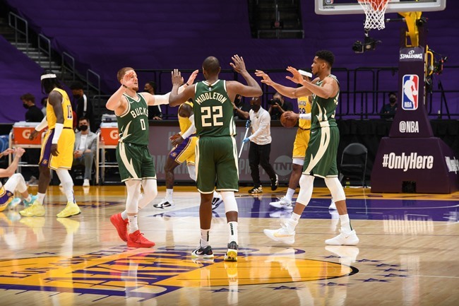 Na estreia de Drummond, Bucks derrota Lakers