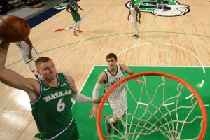 Porzingis domina e Mavericks bate Bucks
