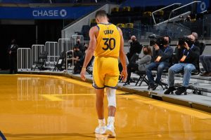 Curry comanda e Warriors triunfa sobre Bucks