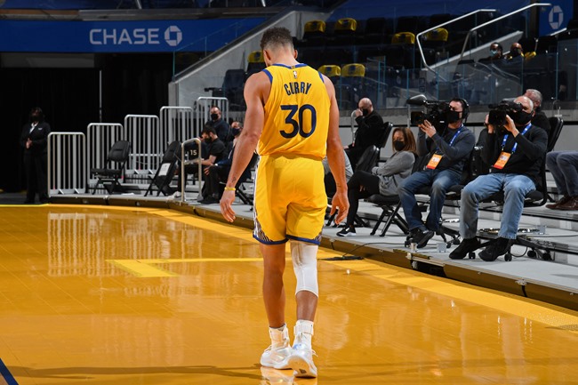 Curry comanda e Warriors triunfa sobre Bucks