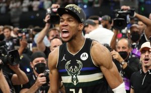 bar bebidas lance livre Antetokounmpo