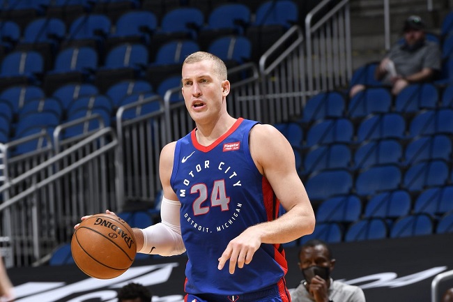 Mason Plumlee troca Hornets