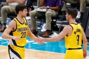 Spurs reforços McDermott Collins
