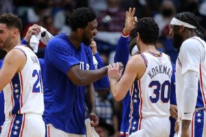 Embiid cutuca Simmons