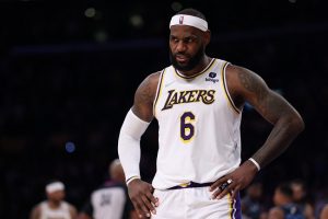 LeBron James dores perna
