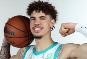 Borrego Lamelo líder Hornets