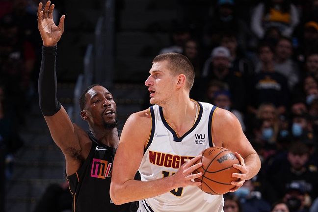 Jokic agredir Morris suspenso