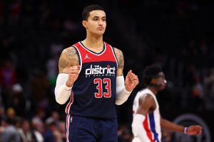 Kyle Kuzma multado gesto obsceno