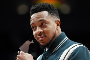 CJ McCollum recuperado pneumotórax