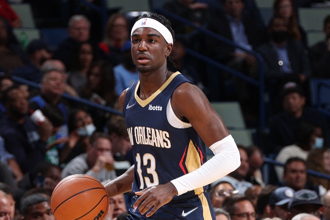 pelicans lewis fora temporada