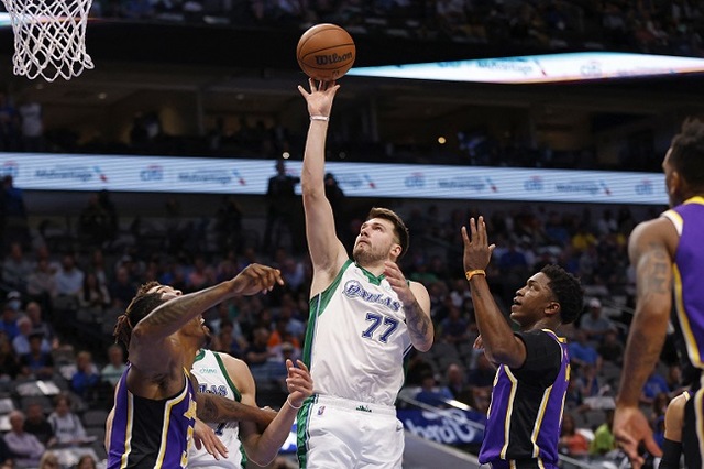 Doncic triplo-duplo Mavericks Lakers