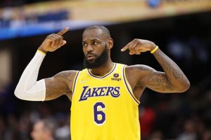 LeBron triplo-duplo Lakers