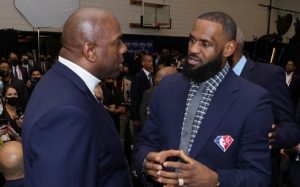 Magic LeBron elenco Lakers