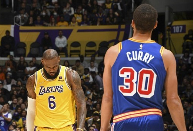 Stephen Curry jogar LeBron