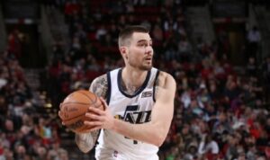 jogador hustle dispensado nba