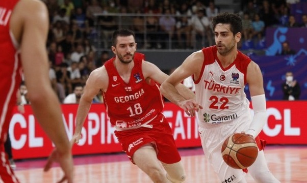 EuroBasket jogador 76ers agredido