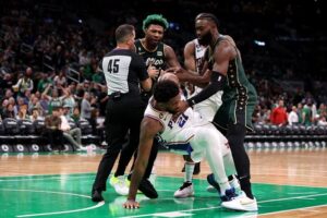 Marcus Smart Embiid braço
