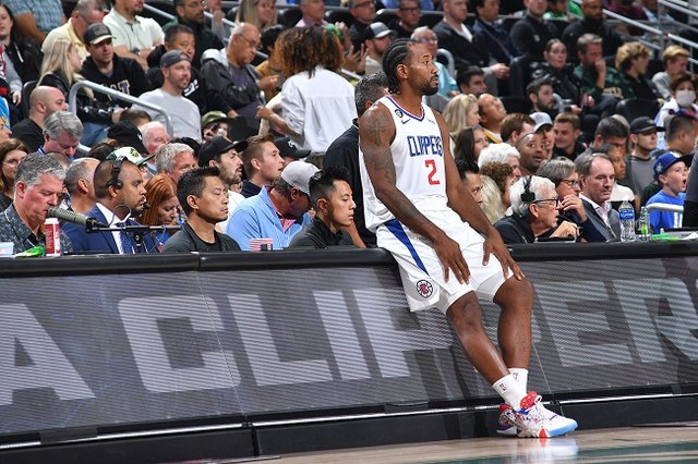 Kawhi Leonard volta quadras