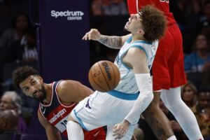 LaMelo Ball lesão Hornets