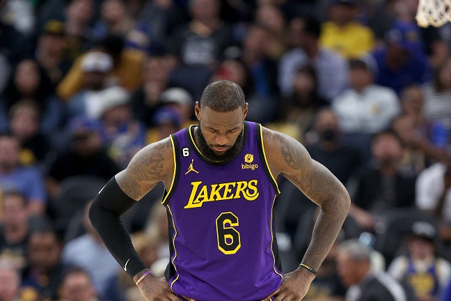 LeBron Lakers opções trocas