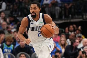 Spencer Dinwiddie xingado árbitro