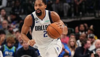 Spencer Dinwiddie xingado árbitro