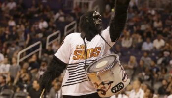 mascote suns racista odom