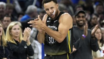 Stephen Curry volta quadras