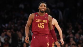 Donovan Mitchell feliz Cavaliers