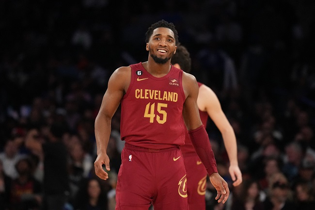 Donovan Mitchell feliz Cavaliers