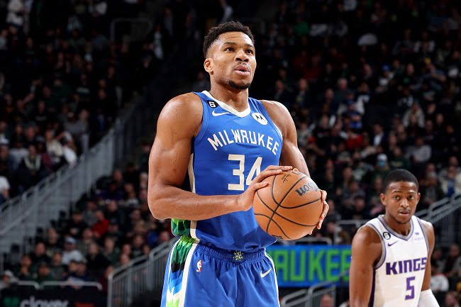 Giannis Antetokounmpo lances livres