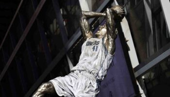 dirk nowitzki estátua mavericks