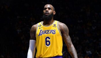 LeBron James troca Lakers