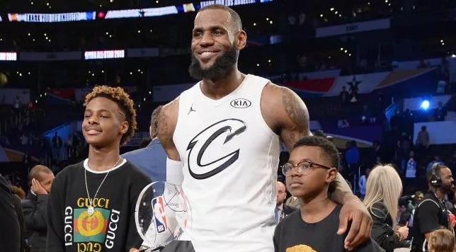 filhos LeBron James contrato