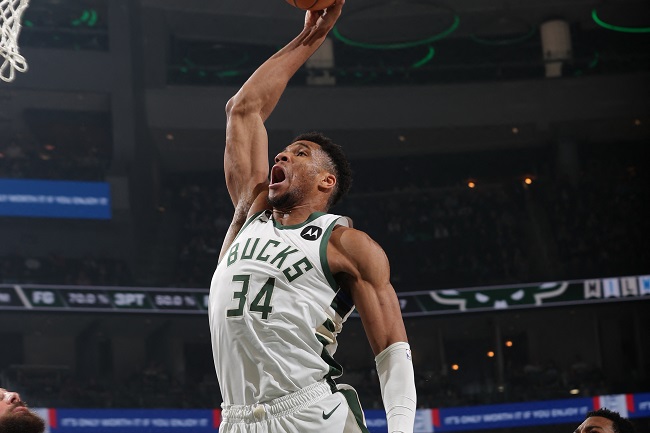 Giannis Antetokounmpo bucks pelicans