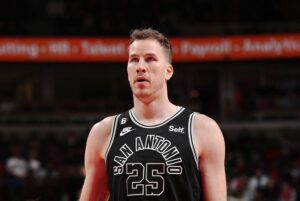 poeltl troca spurs raptors